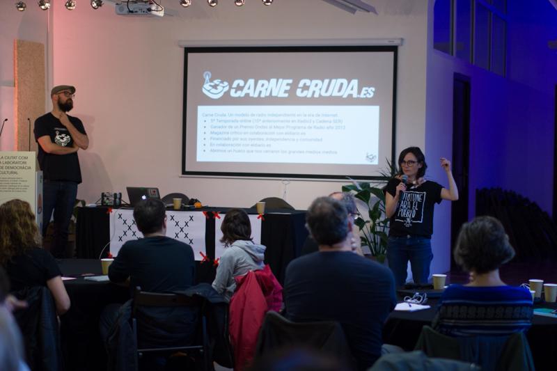 Taller de podcast amb Carne Cruda. Foto de Nikoline Arns.