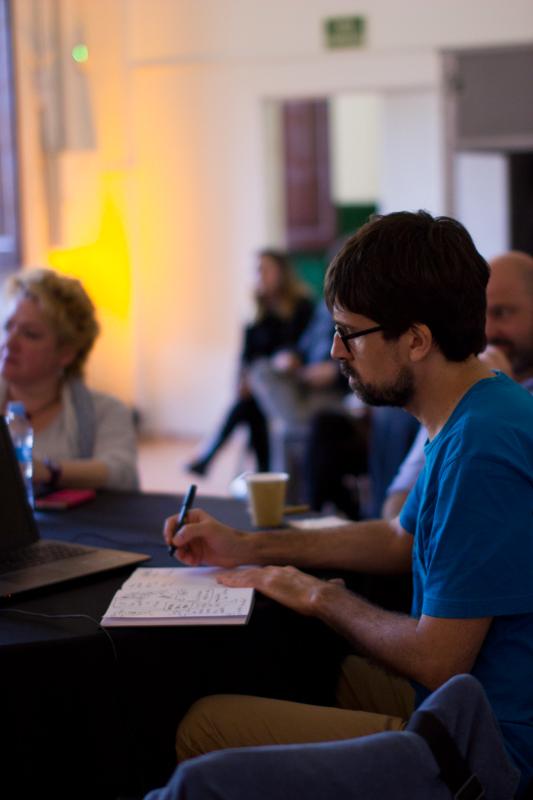 Taller de podcast amb Carne Cruda. Foto de Nikoline Arns.