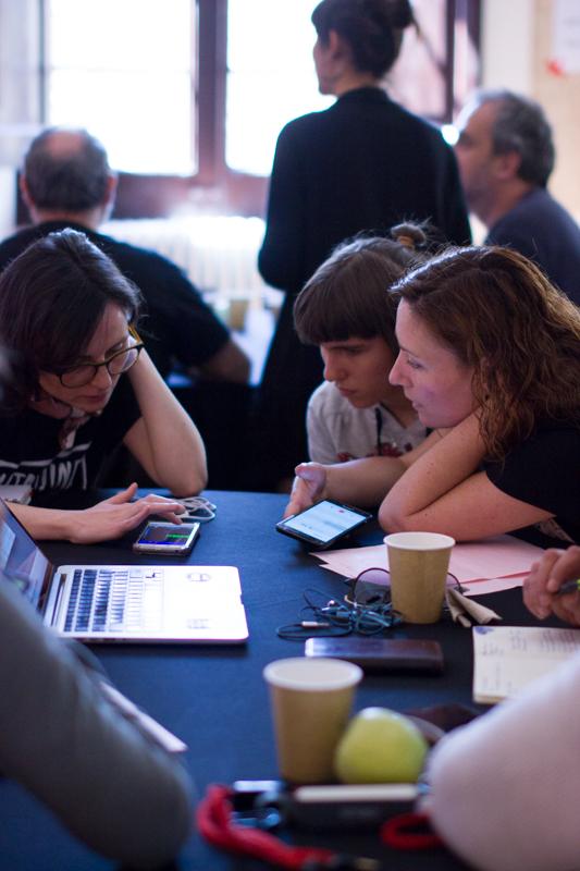 Taller de podcast amb Carne Cruda. Foto de Nikoline Arns.