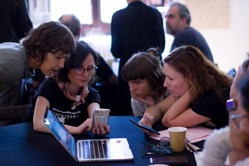 Taller de podcast amb Carne Cruda. Foto de Nikoline Arns.