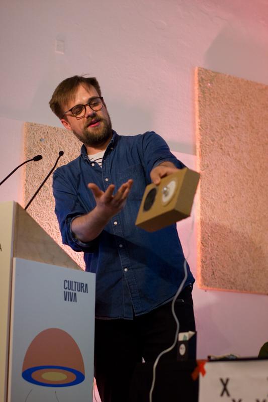 Fent el freaky a les ones amb Tim Cowlishaw. Foto de Nikoline Arns.