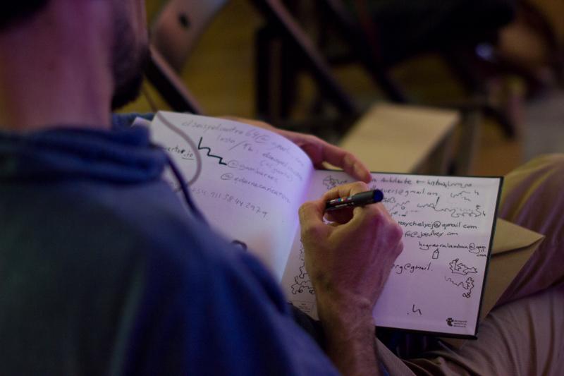 Fent el freaky a les ones amb Tim Cowlishaw. Foto de Nikoline Arns.