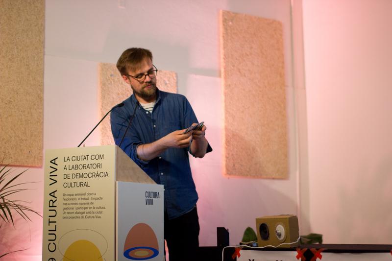 Fent el freaky a les ones amb Tim Cowlishaw. Foto de Nikoline Arns.