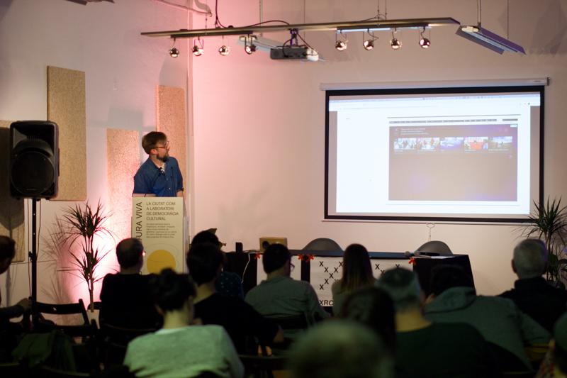 Fent el freaky a les ones amb Tim Cowlishaw. Foto de Nikoline Arns.