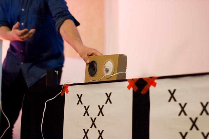 Fent el freaky a les ones amb Tim Cowlishaw. Foto de Nikoline Arns.