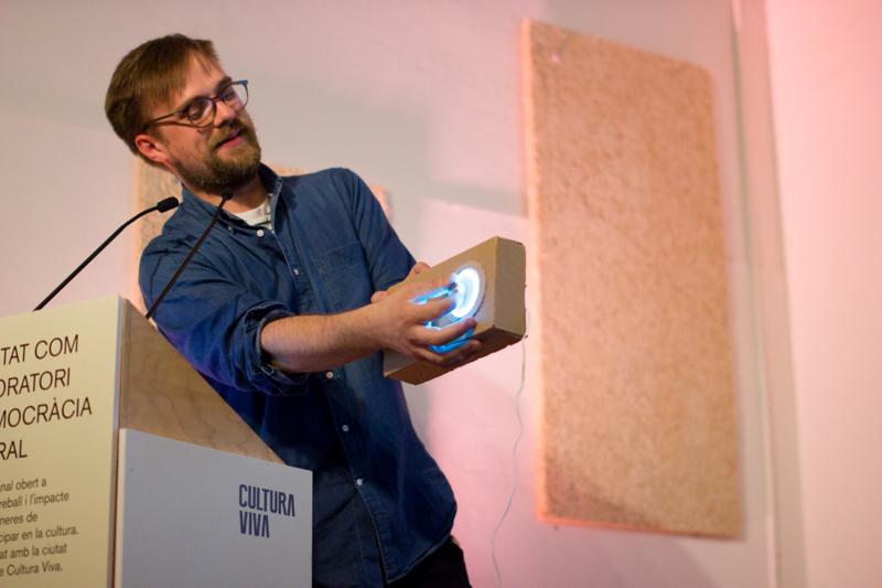 Fent el freaky a les ones amb Tim Cowlishaw. Foto de Nikoline Arns.