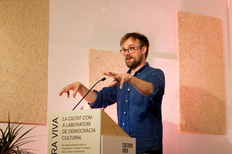 Fent el freaky a les ones amb Tim Cowlishaw. Foto de Nikoline Arns.